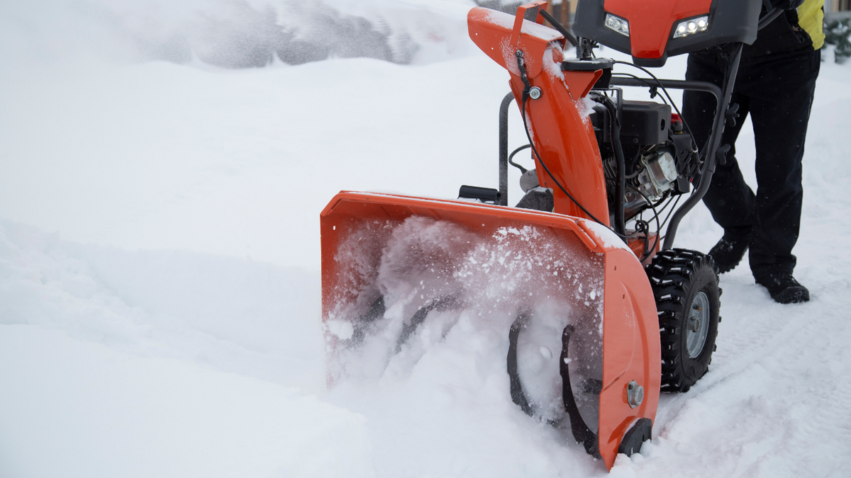 how blowing in heavy snow 